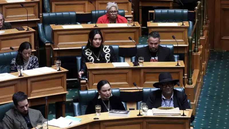 Yeni Zelanda Meclisi, Maori Milletvekillerine Haka Dansı için Ceza Verdii