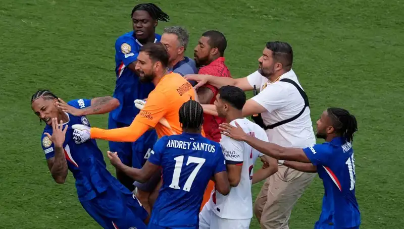 Final Mücadelesinde Şok: Teknik Direktörden Futbolcuya Yumruk Atıldı!