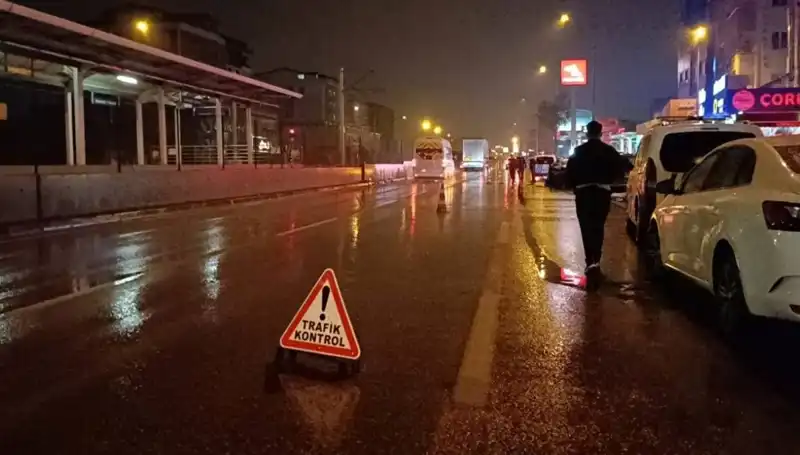 Bursa’da Kaza Sonrası Güvenlik Önlemi Alan Polisi Kamyonet Çarptı!