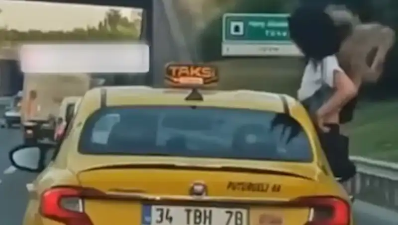 TEM Otoyolu'nda Şok Edici Anlar: Taksinin Camından Sarkan Yolcular