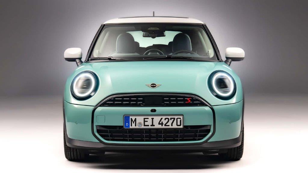 Yeni Mini Cooper’ın Benzinli Versiyonları Sahneye Çıktı: Şehir İçi Sürüşün Yeni Yıldızları