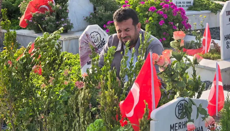 Deprem Şehitliğinde Bayram Kutlaması: Kalpler Tıpkı Kayıplarımız Gibi Yaralı