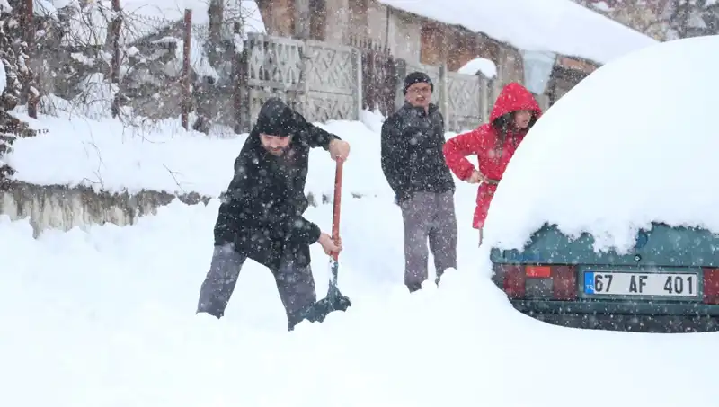 Türkiye'de 14 Nisan'da Okullar Tatil Mi? Hangi İllerde Kar Tatili Var?