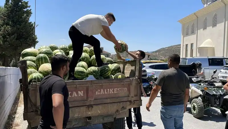 Karpuz Teslimatında Rekor: Hayırsever İş İnsanı 10 Ton Karpuzu Ücretsiz Dağıttı!