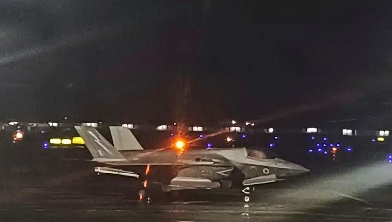 Hindistan’da Mahsur Kalan İngiliz Savaş Uçağı 5 Haftalık Bekleyişin Ardından Uçtu