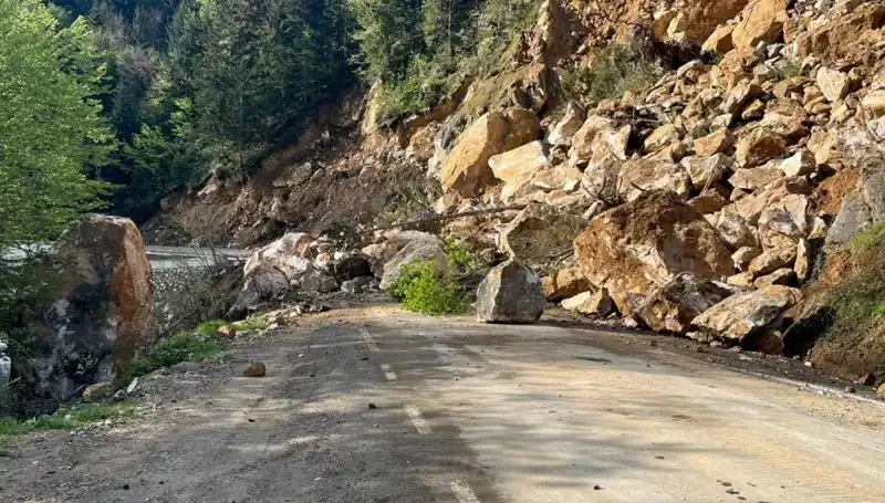 Giresun’da Heyelan Sebebiyle Yol Ulaşımı Kesildi: Acil Önlemler Alınıyor