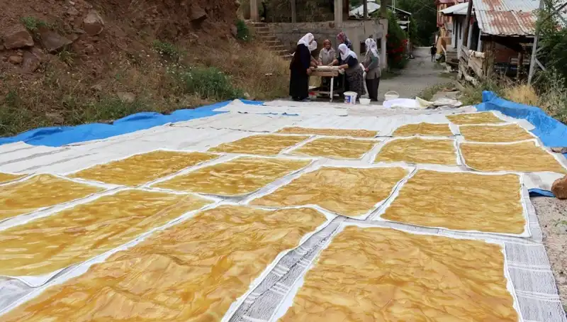 Dev kazanlarda odun ateşiyle hazırlanan yöresel lezzet, kış sofralarını şenlendiriyor