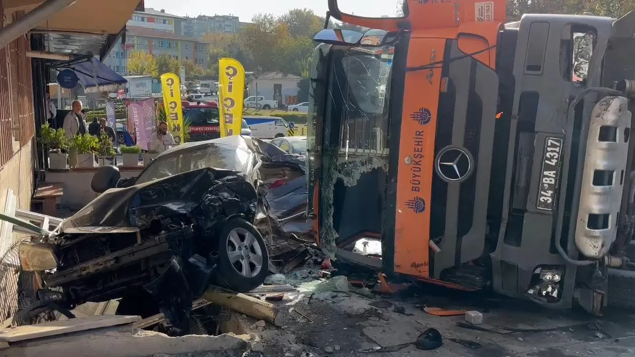 İBB Yol Bakım Aracı Kontrolden Çıktı, 8 Araca Çarptı: 3 Kişi Yaralandı