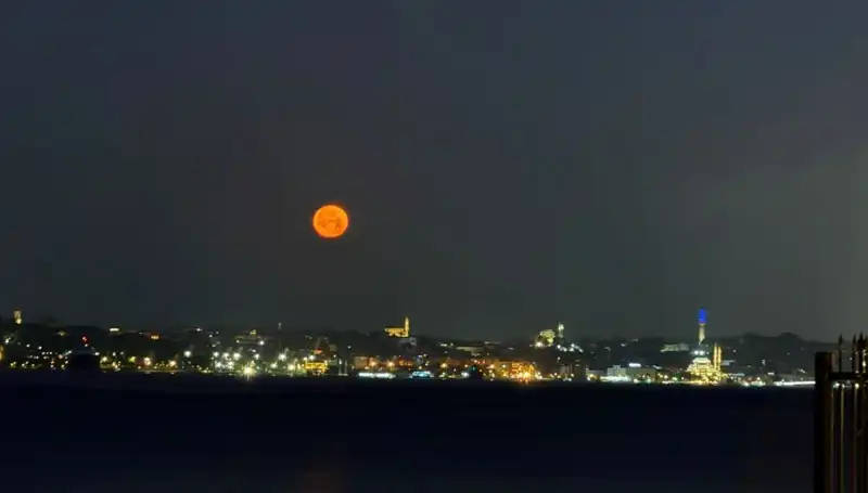 İstanbul'daki Çilek Dolunayı: Muhteşem Güzellik ve Eşsiz Manzaralar