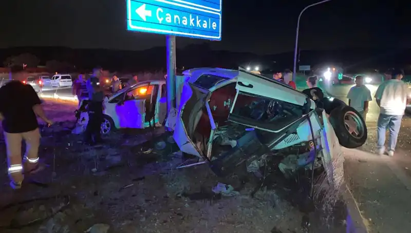 Çanakkale'de Korkunç Kaza: İki Otomobil Çarpıştı, Çok Sayıda Yaralı!