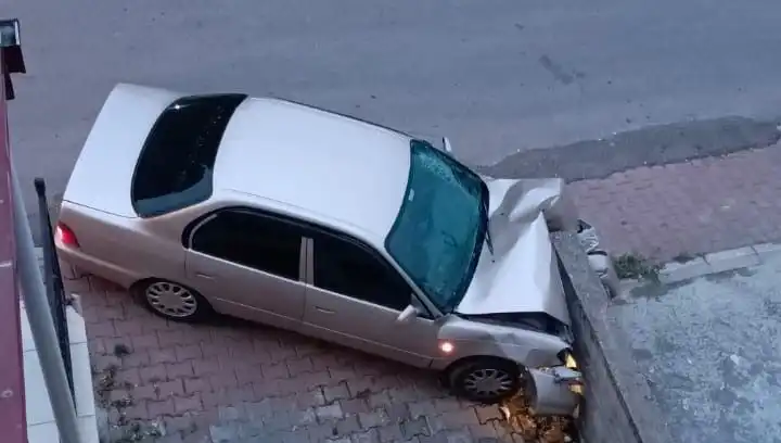 Kontrolü Kaybeden Araç Duvara Çarptı: Kaza Anının Gözler Önüne Serilmesi