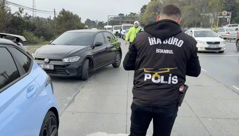 Emniyet Şeridini İhlal Eden Sürücü Suçunu Yolda Buldu: Olayın Ayrıntıları