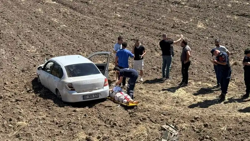 Osmaniye'de Otomobil Ana Yoldan Uçarak Tarlaya Düştü: Üç Kişi Yaralı