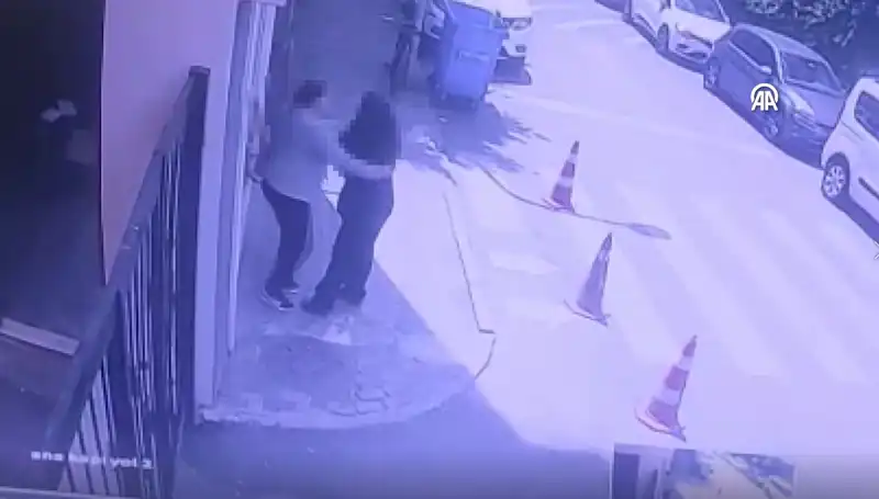 İstanbul'da Lise Tuvaletinde Şok Eden Olay: Dehşet Anları Kameralara Yansıdı