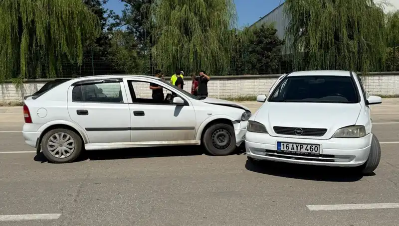 İki Otomobil Kaza Yaptı: Yaralılar Hastaneye Kaldırıldı