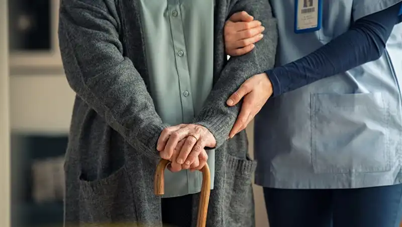 Dünyanın En Yaşlı Doktoru 102 Yaşında Uzun Yaşam Sırlarını Paylaşıyor