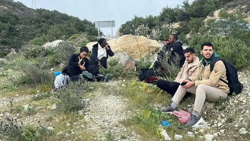 Türkiye'de İki İlde 20 Düzensiz Göçmen Yakalandı: Yeni Gelişmeler