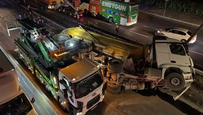 Moloz Yüklü Hafriyat Kamyonu Devrildi: Kaza ve Sonrası Gelişmeler