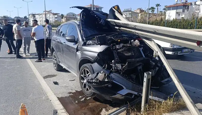 Kaza Tehlikesini Göze Alan Sürücü, Bariyerlere Çarptı: Neler Oldu?