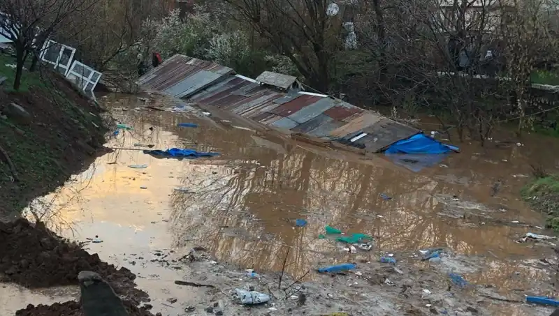 Bingöl'de Sağanak Yağış Sonrası Ahırlar Su Altında Kaldı