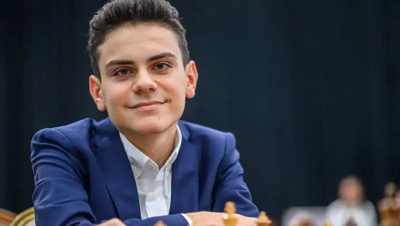 17 Yaşındaki Türk Genç Tarih Yazdı: Dünya Şampiyonunu Yenen İlk Sporcu Oldu