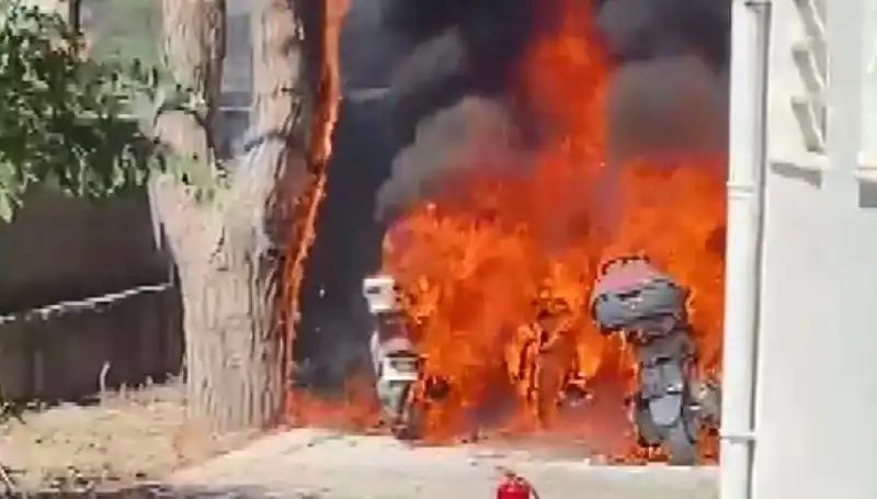 Park Halinde Gözüne Çarpan Motosiklet Yangınında 6 Araç Küle Döndü