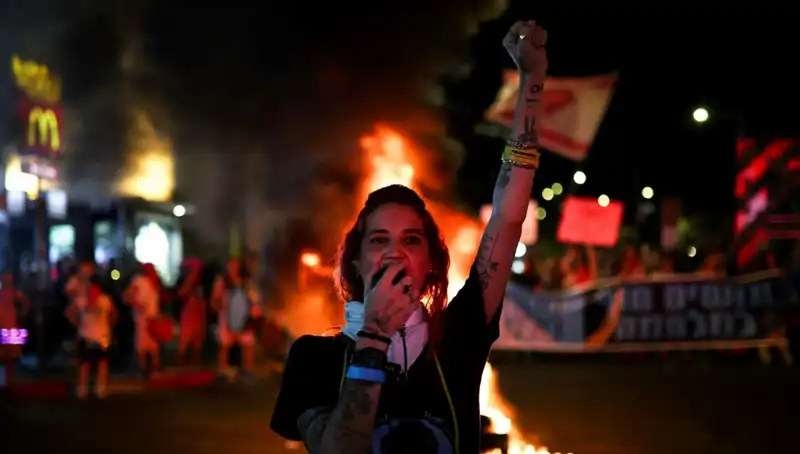 İsrail sokaklarını dolduran binlerce kişi Gazze savaşı son bulsun diye protesto etti
