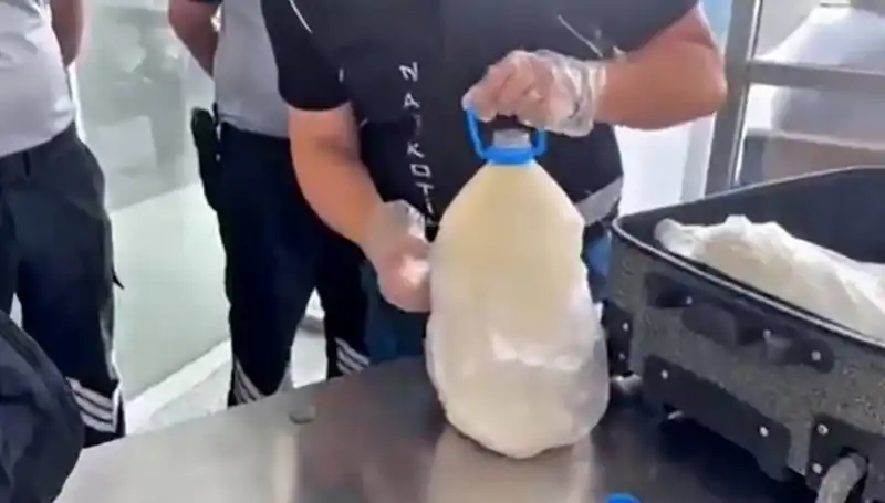 Havalimanında 12 Kilo 800 Gram Uyuşturucu Şişesiyle Yakalandı!