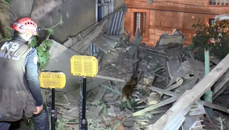 İstanbul'da Deprem Sonrası Çöken Bina, Güvenlik Endişelerini Artırdı