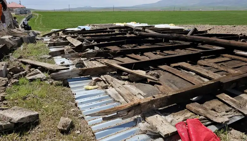 Bitlis’te Fırtına Ortalığı Salladı: Çatılar Uçtu, Can ve Mal Kaybı Yaşandı