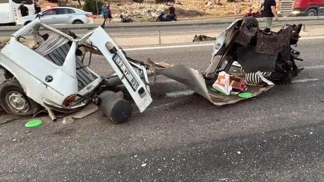 ** Bariyere Çarpan Araçta Korkunç Kaza: Bir Ölü, Bir Yaralı!**