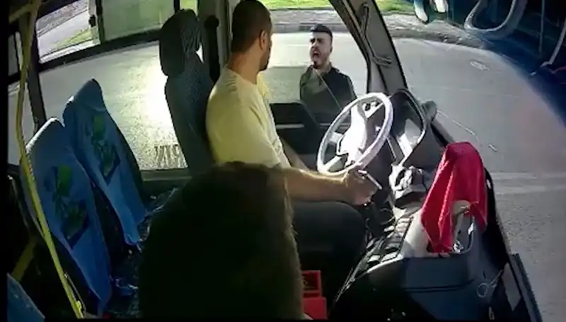 Antalya'da Bıçaklı Saldırgan Otobüs Şoförünü Hedef Aldı: Olayın Ardındaki Gerçekler