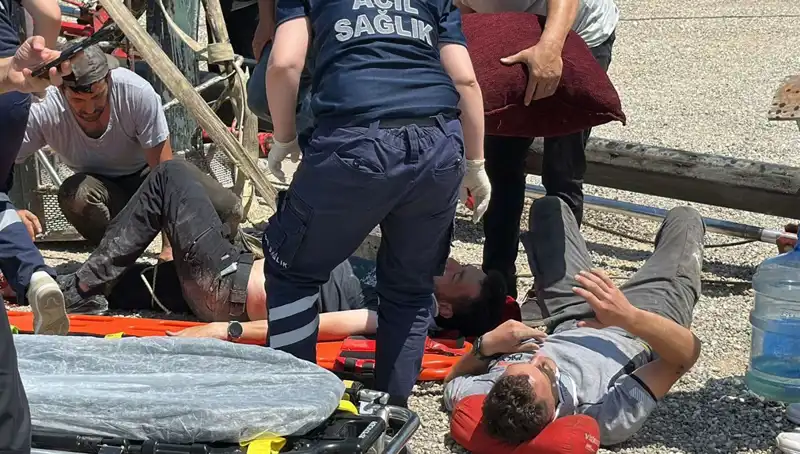 Bayrak Asmak İçin Çıktıkları Vinç Devrildi: Yaralı İşçiler Hastaneye Kaldırıldı
