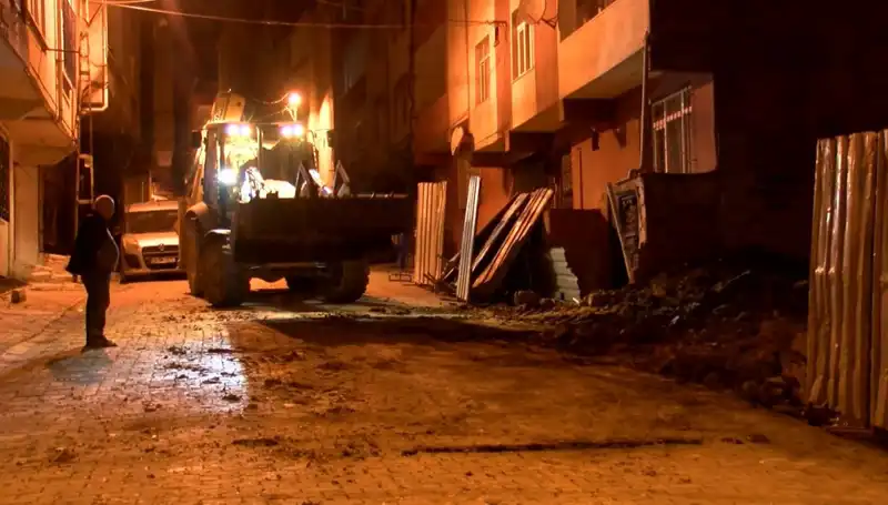 Bağcılar’da Yana Doğru Eğilen Bina Karar Verildi, Boşaltma Süreci Başladı!