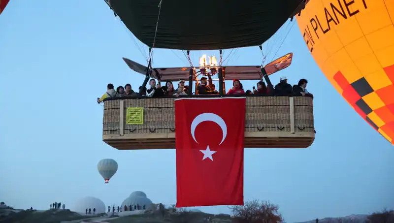 Kapadokya'da Türk Bayraklarıyla Renklenen Balon Uçuşu