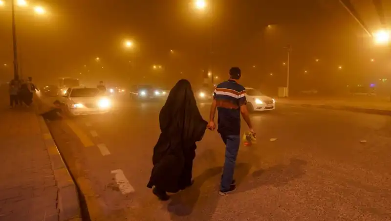 Irak’taki Kum Fırtınası Hayatı Olumsuz Etkiliyor: Havalimanları Kapatıldı, Hastaneler Dolu
