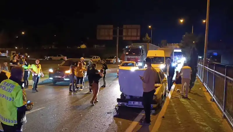 Otoyolda Kuralsız Geri Dönüş Yapan Araç Feci Bir Kaza Yaptı: Dört Yaralı