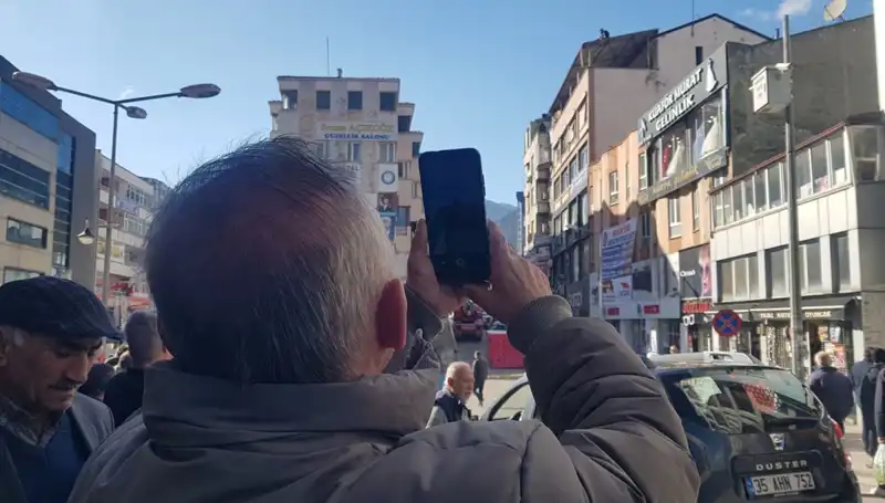 Çatıya Çıkan Genç İçin Sosyal Medyada Rekor Yarışı