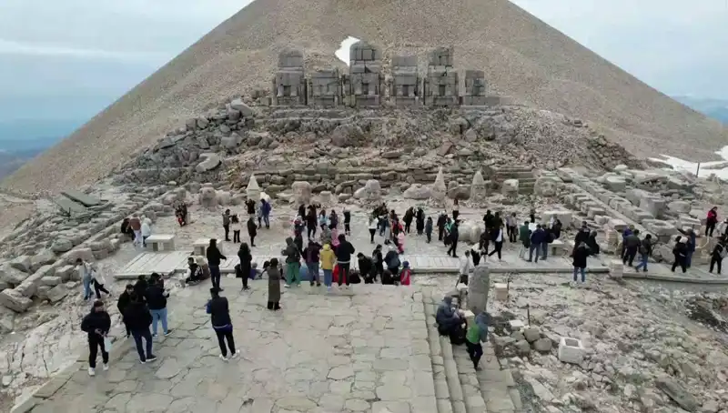 Nemrut Dağı’nda Bayram Yoğunluğu: Ziyaretçi Rekoru Kırıldı