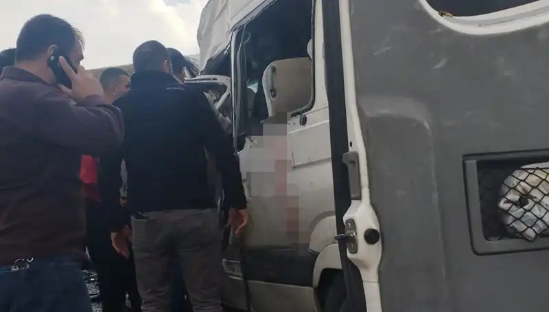 Van'da Minibüs ve Kamyonet Çarpıştı: 6 Kayıp, 8 Yaralı