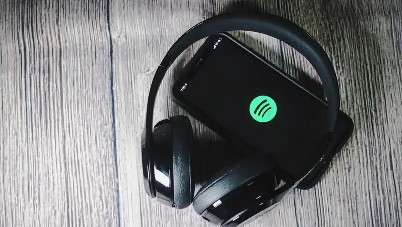 Yapay Zeka Tehlikesi: Spotify Ölü Sanatçıların Sesini Yeniden Hayata Döndürüyor