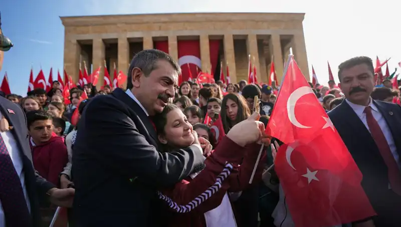Bakan Tekin, Anıtkabir'de Öğrencilerle Bir Araya Gelerek Anma Töreni Düzenledi