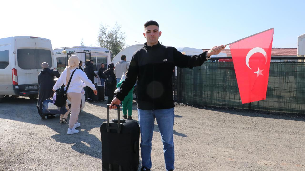 Türk bayrağıyla Suriye'ye dönen Abdulkadir'den ilginç sözler