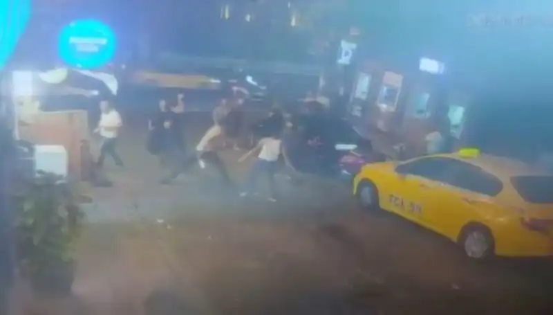 Beyoğlu'nda Yaşanan Kargaşa: Laf Atma Kavgası Büyüdü, Kan Aktı