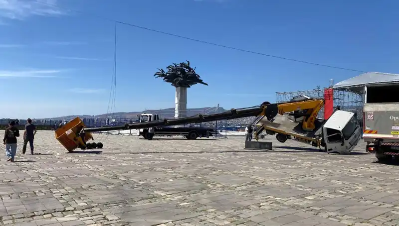 Sahne Kurulumu Esnasında Vinç Devrildi, 1 Kişi Yaralandı!