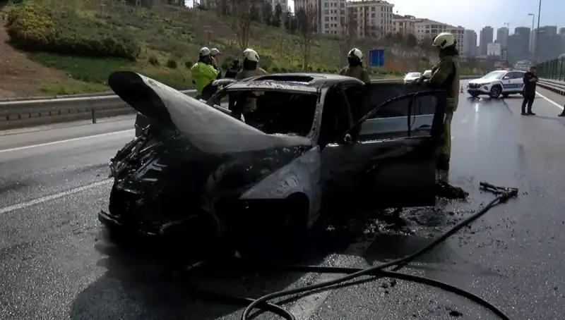Alev Alev Yanan Otomobilin Kül Olma Anları Görüntülendi!