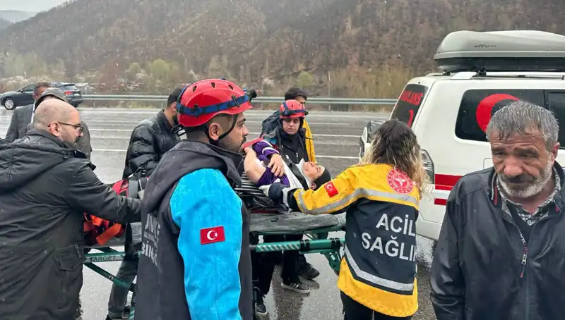 Otomobil İstinad Duvarına Çarptı: Beş Yaralı, Kazanın Detayları Şoke Ediyor!
