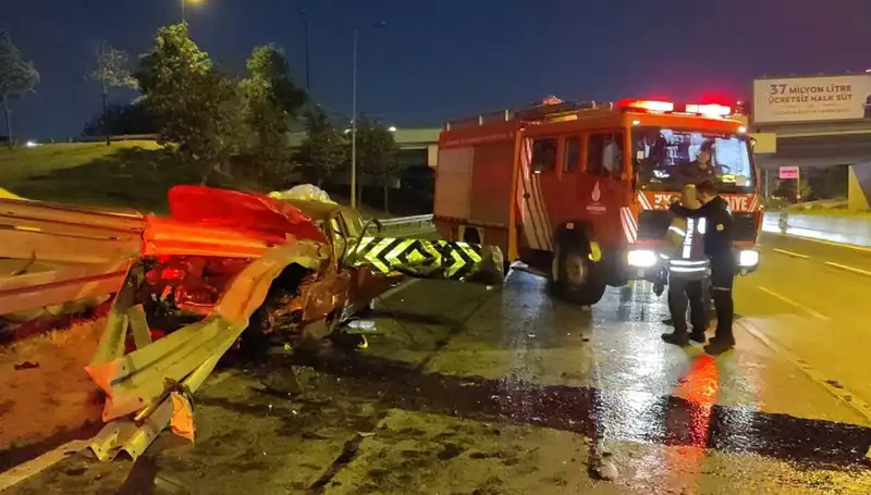 Bariyer Otomobile Saplandı: Sürücüyü Bekleyen Korkunç Son