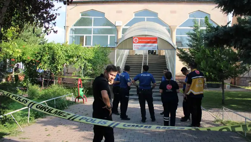 Husumetli Adamı İnanılmaz Bir Şekilde Namaz Sırasında Öldürdü!