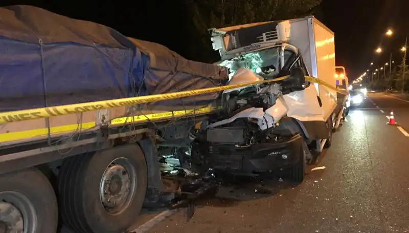 Park Halindeki Tıra Arkadan Çarpan Kamyonet Kaza Yaptı: 1 Ölü, 1 Yaralı